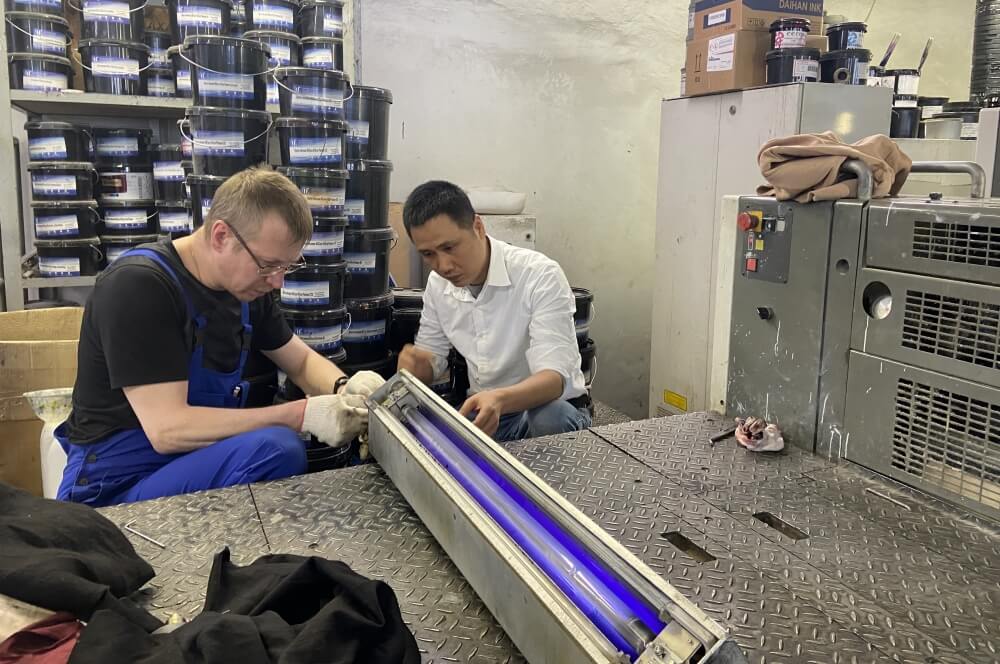 Sheet-fed offset printing machine with iUV uv LED curing system
