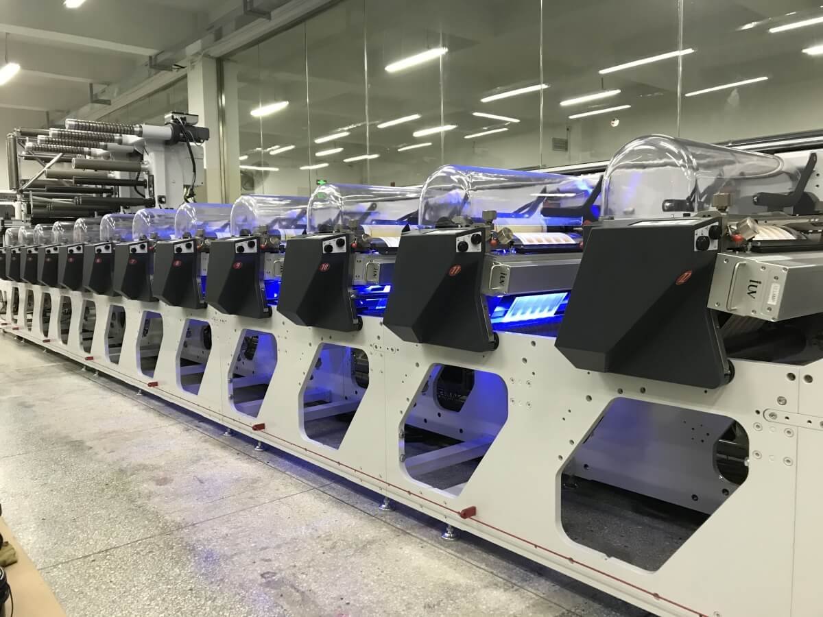 Machine d'impression flexographique OMET avec UVI
