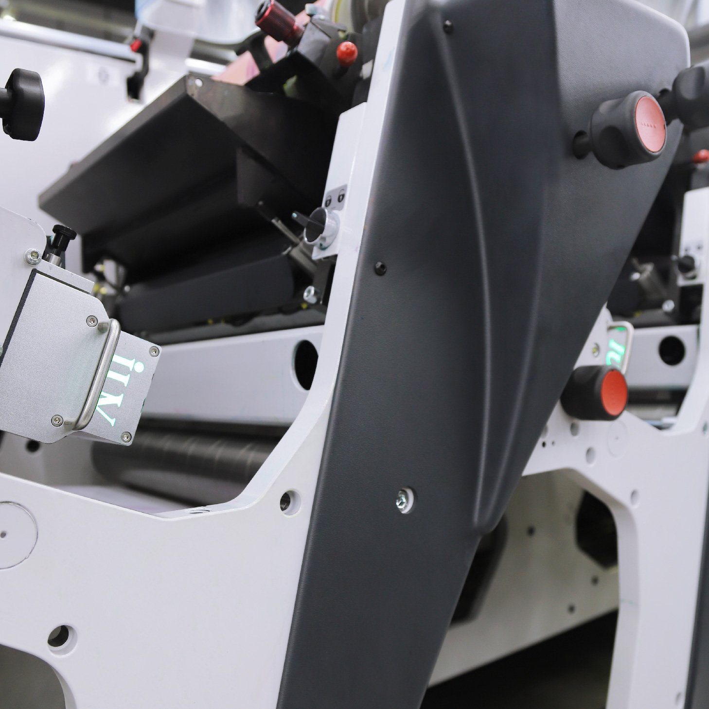 How LED UV Curing Enhances Ink Adhesion on Synthetic Label Materials