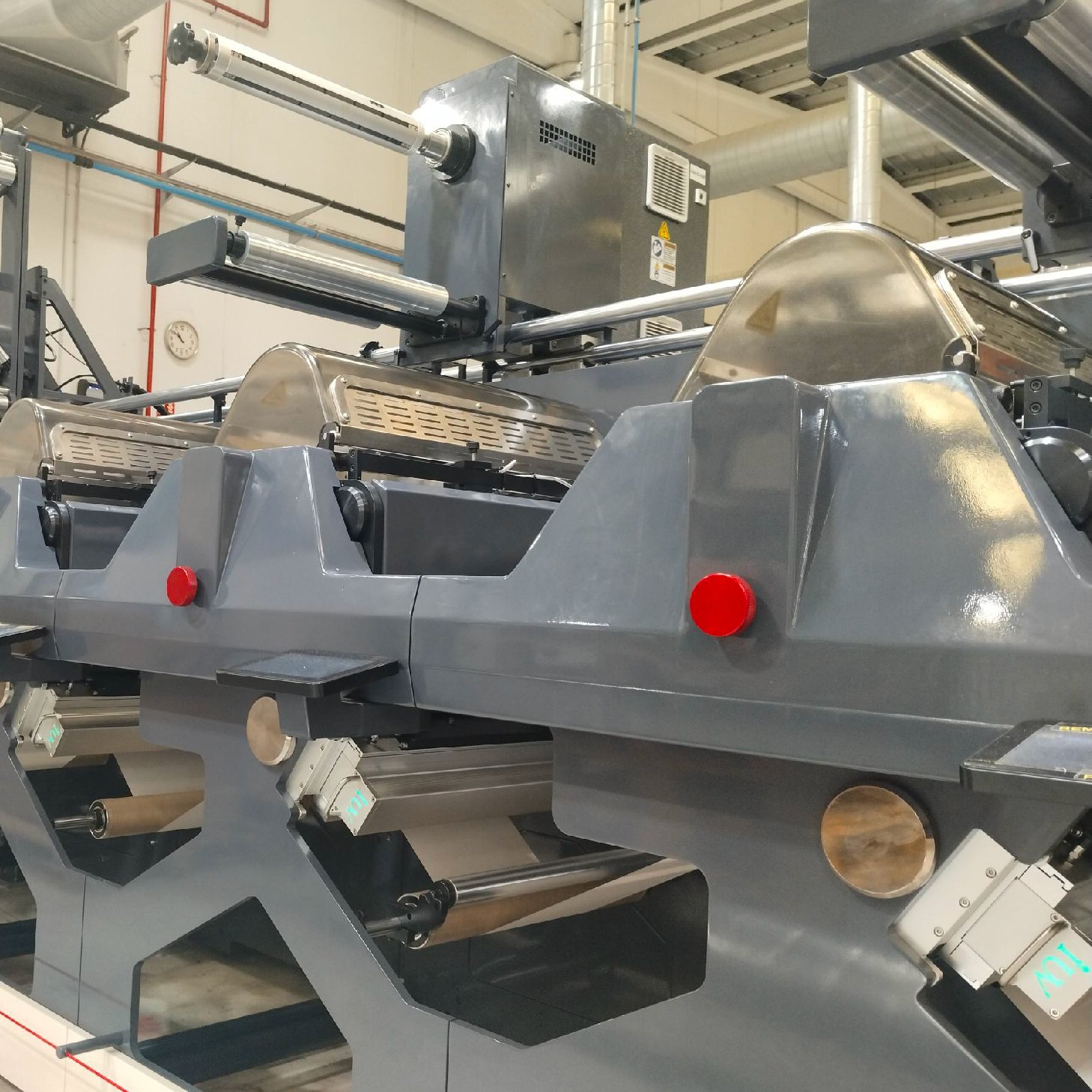 Narrow-Web LED Flexo Technology for Premium Beverage and Cosmetic Labels